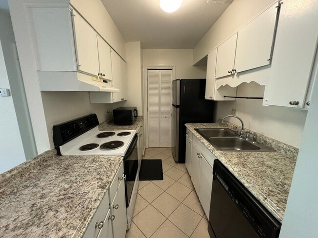 Photo - Charming 1 Bed 1 Bath + Den & Balcony In Cardinal Forest - Water Included!