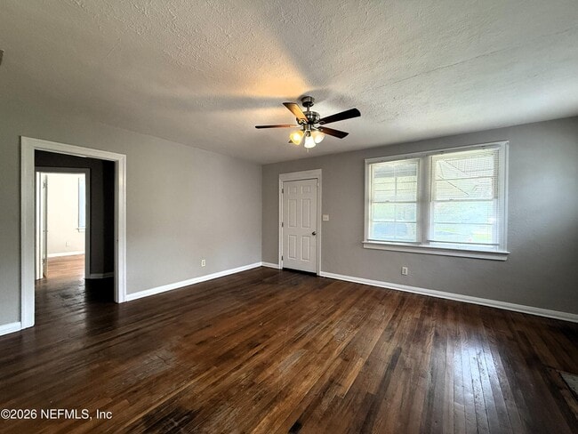Photo - 843 Mackinaw St