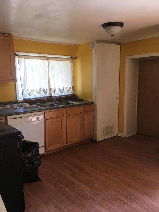 Photo - 129 1/2 W 3rd St