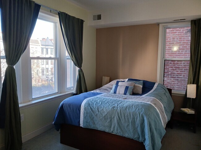 1340 Fairmont St NW Unit Spacious 2 Bedroom Close to Everything!