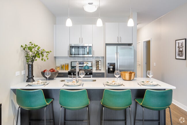2HAB, 2BA - "O IN, 1049 ft²