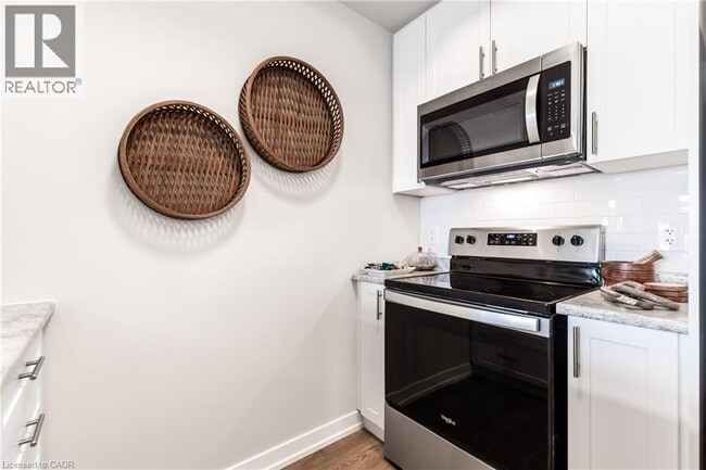Photo - 870 Queenston Rd Unit 504