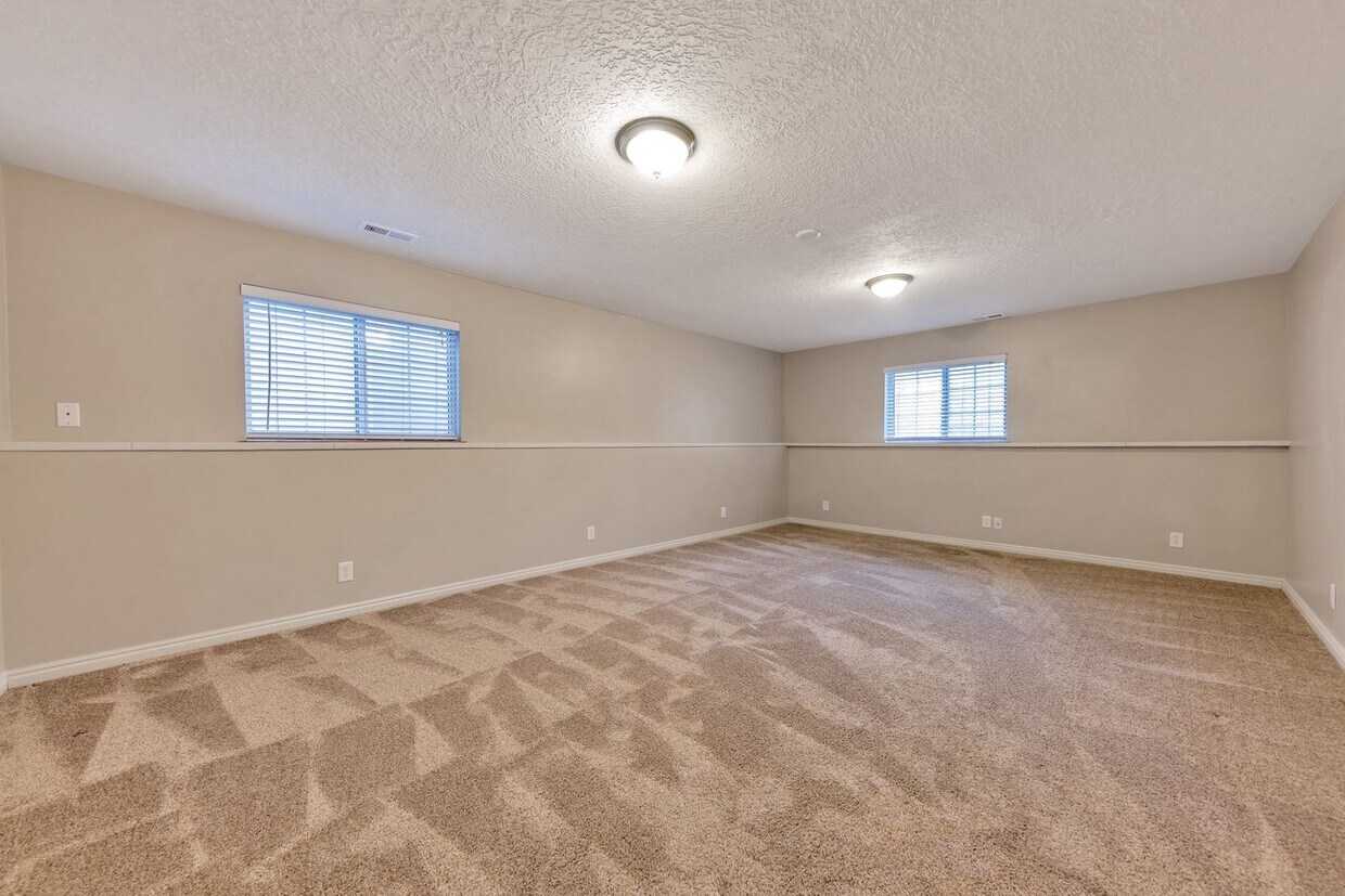 Beautiful Pet Friendly 4 Bed, 3 Bath Farmi... - Beautiful Pet Friendly 4 Bed, 3 Bath Farmi...