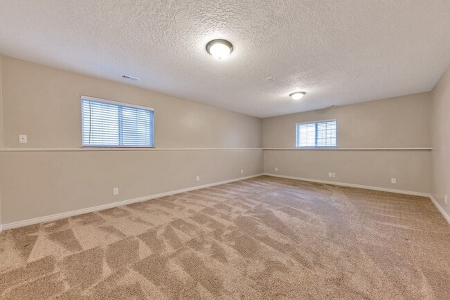 Beautiful Pet Friendly 4 Bed, 3 Bath Farmi... - Beautiful Pet Friendly 4 Bed, 3 Bath Farmi... House