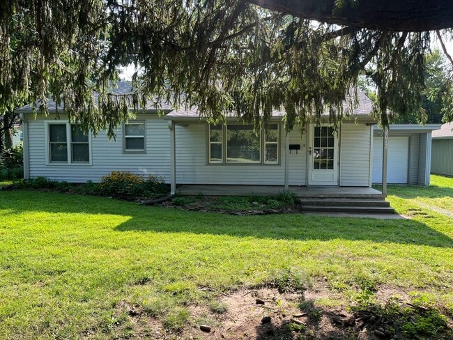 Building Photo - Charming 2 Bedroom with HUGE Yard!
