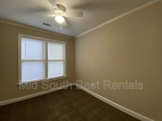 Photo - 3577 Bowen Ave