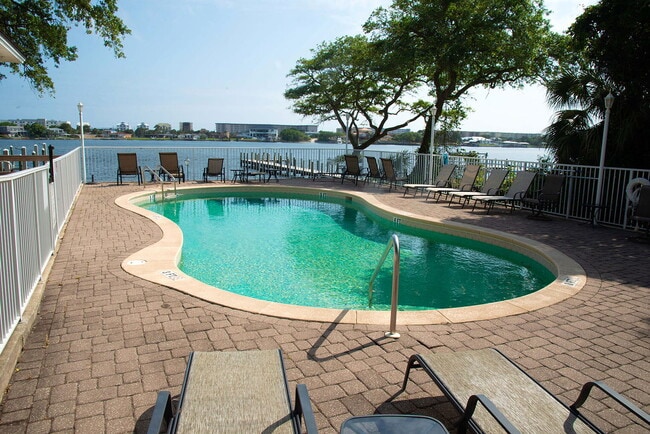 Building Photo - 113 Brooks St SE Unit 206