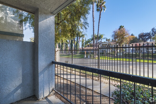 1BR, 1BA - 720SF - Patio