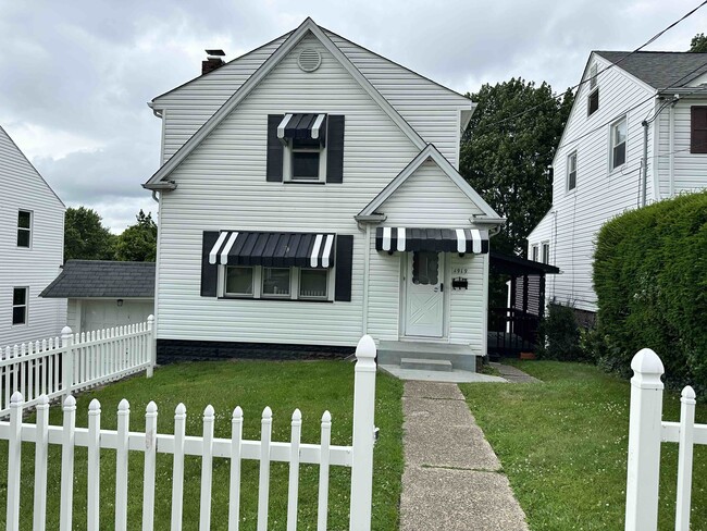 Building Photo - 1919 Columbia Ave