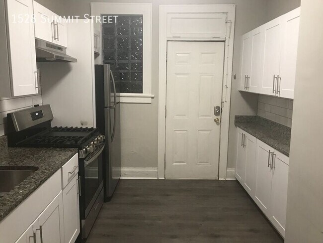 Photo - 1528 Summit St