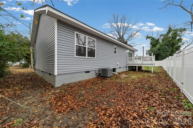 Photo - 109 Haddock Rd NW