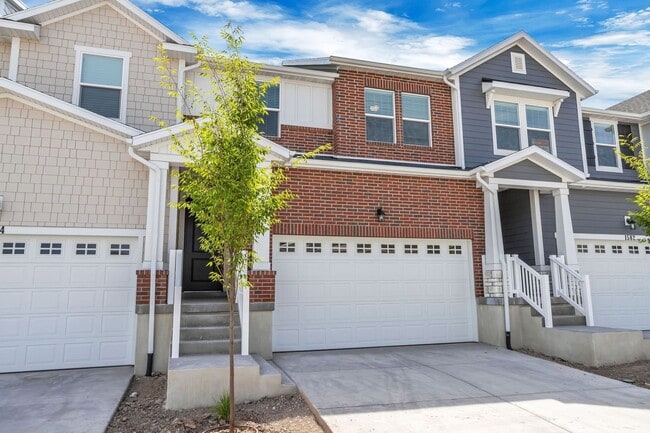 Building Photo - Dog Friendly Exchange Townhome