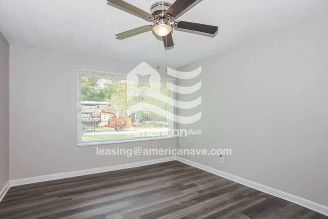 Photo - 715 Schroder Ave NE