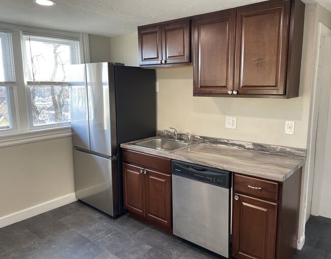 Building Photo - 24 Crown St Unit 3