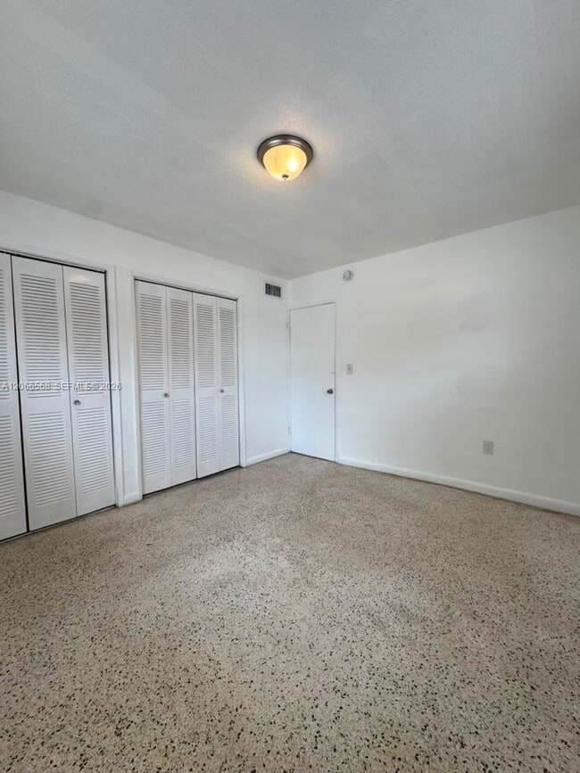 Photo - 735 W 15th St Unidad 4