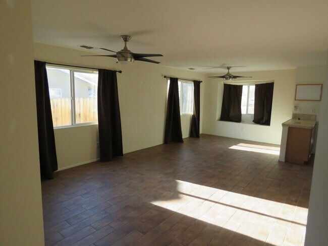 Photo - 5 Bedroom Stunner!!