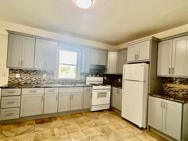 Building Photo - 1691 North Ave Rental