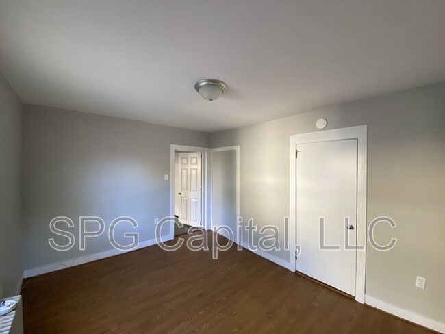 Photo - 241 York St