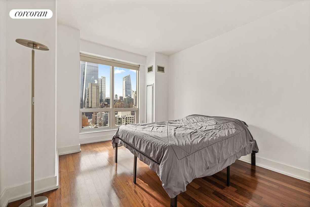 Photo - 350 W 42nd St