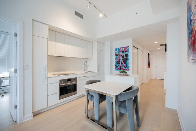 Photo - 815 Rue de la Montagne Unit ID1261851P