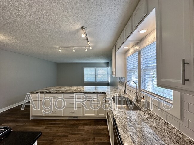 Photo - 3616-3616 Kipling Ave
