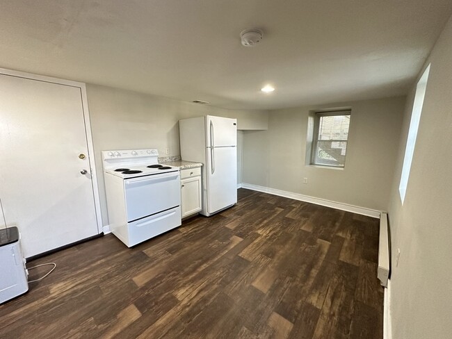 Building Photo - 610 E Main St Rental