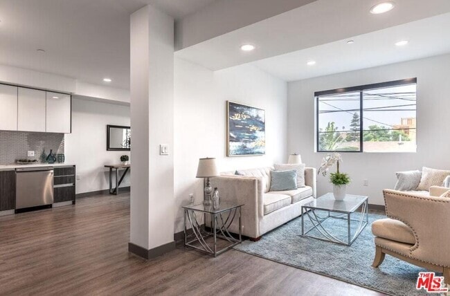 Building Photo - 552 N Hobart Blvd Unit 208 Rental