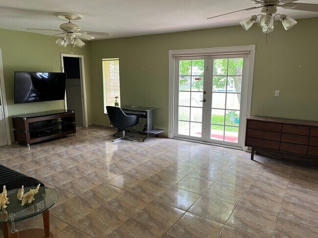 florida room - 275 W 50th St