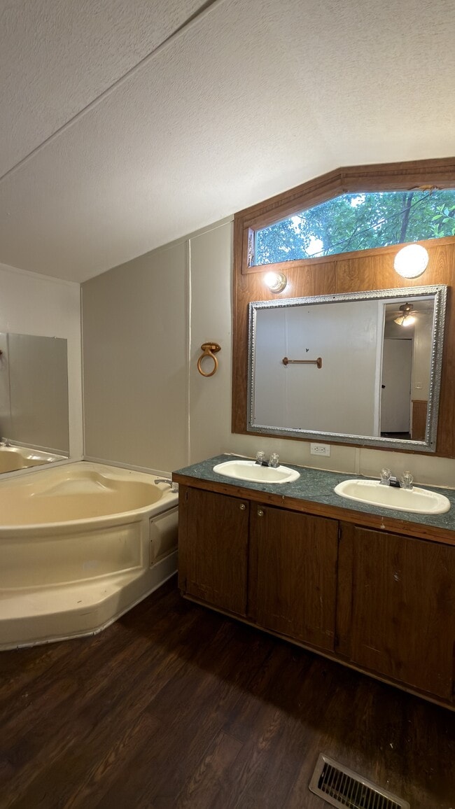 600 Davis Cir