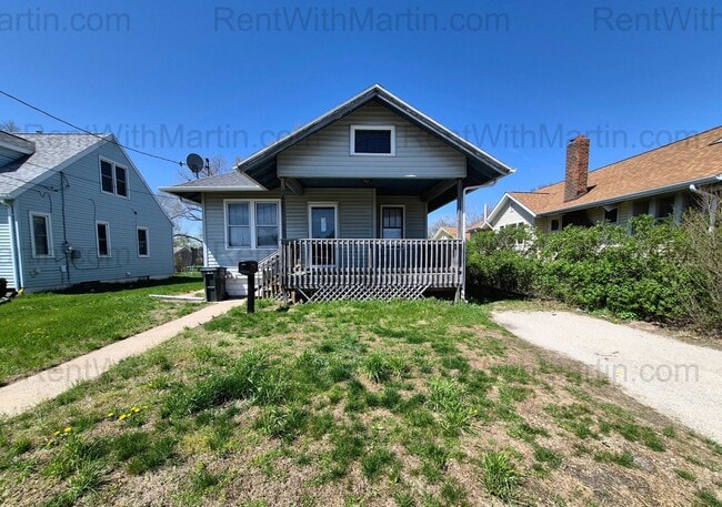 Building Photo - FOR RENT- Beautifully Updated Home Near Golf Course on 4th! Pets ok!!