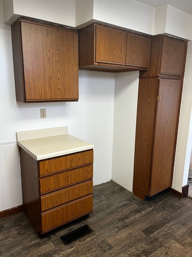 Lots of Cabinets - 912 Iowa St