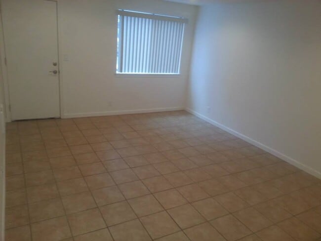 Photo - 1587 Distinctive Ct S Unidad 1585