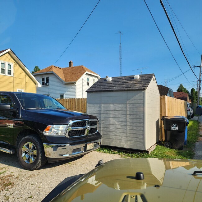 Offstreet parking - 1001 Romayne Ave