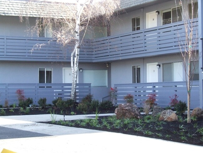 Well Maintained Property - 3142 Grant St Unit 8