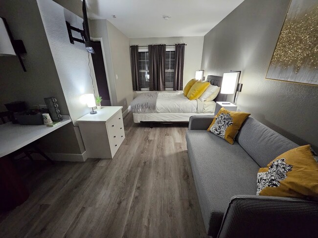 Building Photo - 2700 Gracy Farms Ln