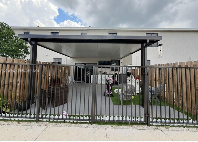 Photo - 441 NE 13th St