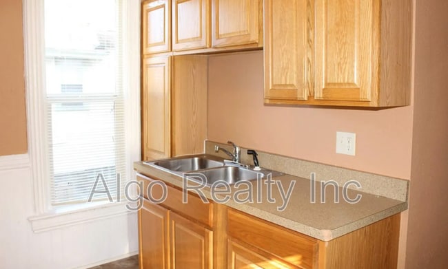 Photo - 861 Marion St