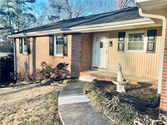 Photo - 637 Rae Dr SW