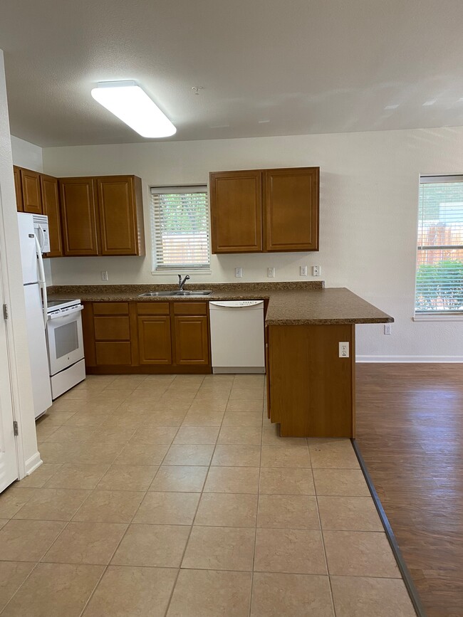 kitchen - 1212 Walnut Ave Unit #2