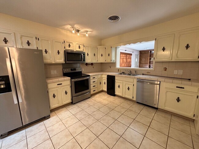 Photo - Large home in Brooadmor!