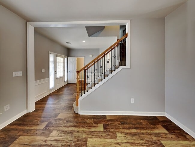 Photo - 755 Earlham Dr