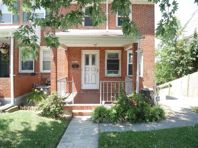 Building Photo - Spacious 4 Bedroom End Unit- Colgate Rental
