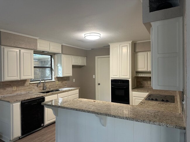 Photo - 4/2.5/2 PTISD FENCED YARD