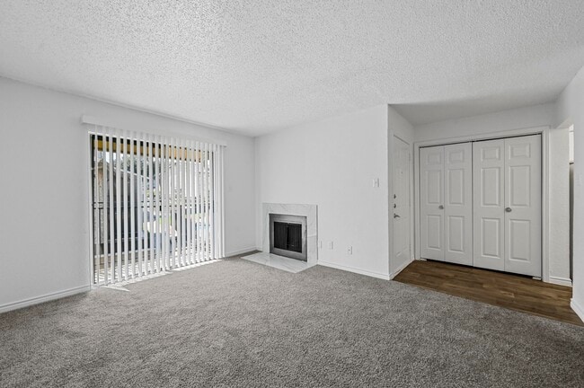 Planta abierta con chimenea y puerta corrediza. - Broadmoor Place