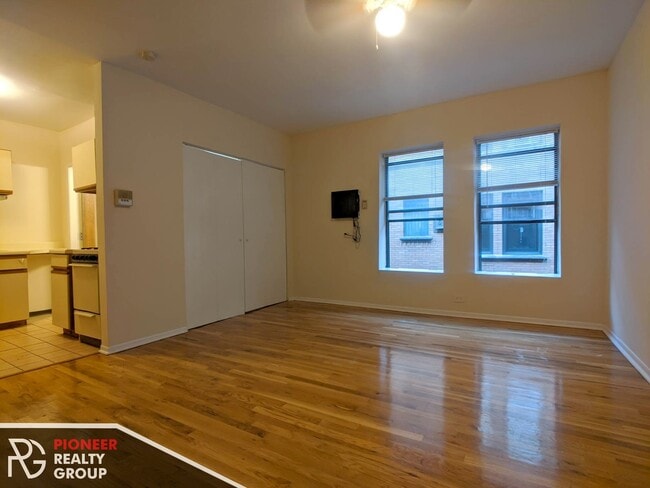 Building Photo - 814 W Cornelia Ave Unit 815-821A-212