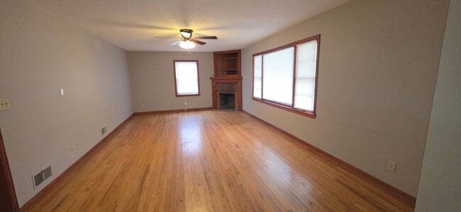 Photo - 3 Bedroom 2 Bath Carthage Stone Beauty! $1195