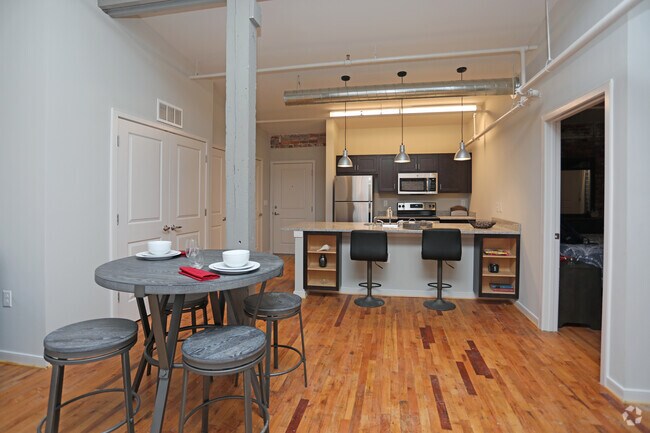 2BR,1BA-925 SF