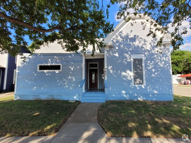 Building Photo - 3/2 HOME CLOSE TO DOWNTOWN CLEBURNE