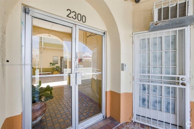 Building Photo - 2300 W Flagler St Unit 17 Rental