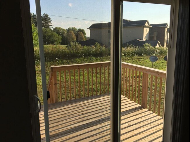 Photo - Spacious 3 bedroom, 3.5 bathroom Condo For Rent!